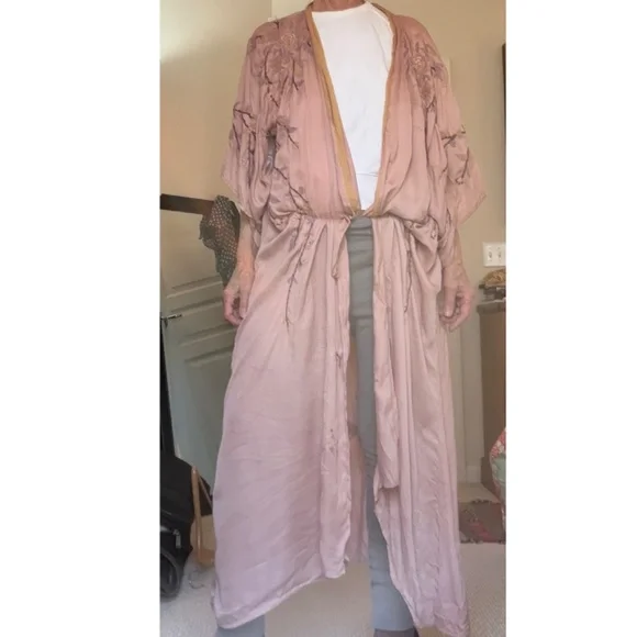 Magnolia Pearl Embroidered Sinchu Kimono - Picture 7 of 11